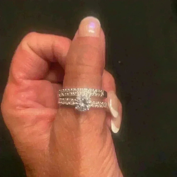 Cubic Zirconia (3 ct. t.w.) Engagement Ring Set in Fine Silver Plate S 6 or 10 - Picture 2 of 4